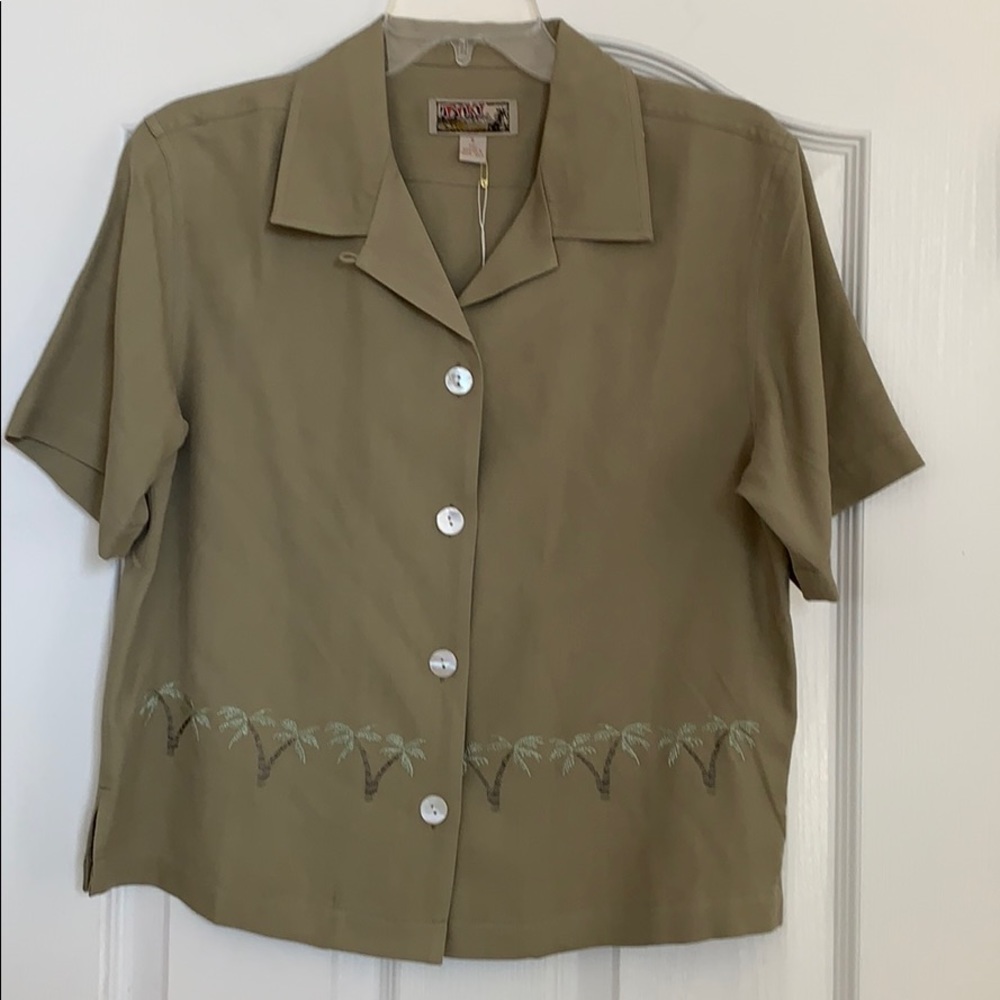 Green silk camp shirt size small short sleeve new